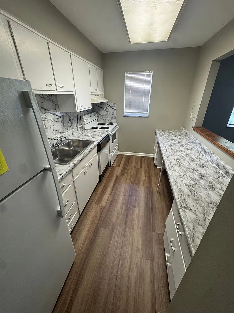 Hikes Point Apartments – photo 4