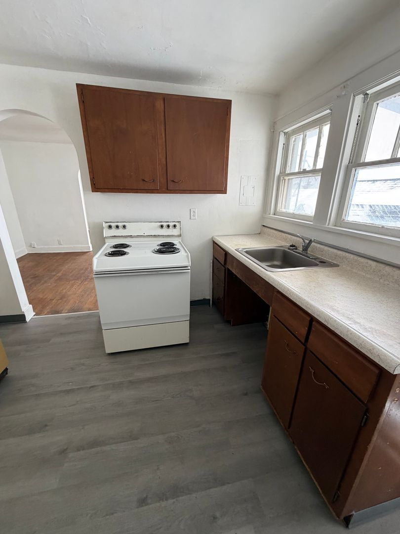 2528 Sunset Blvd unit Apt 1 – photo 2