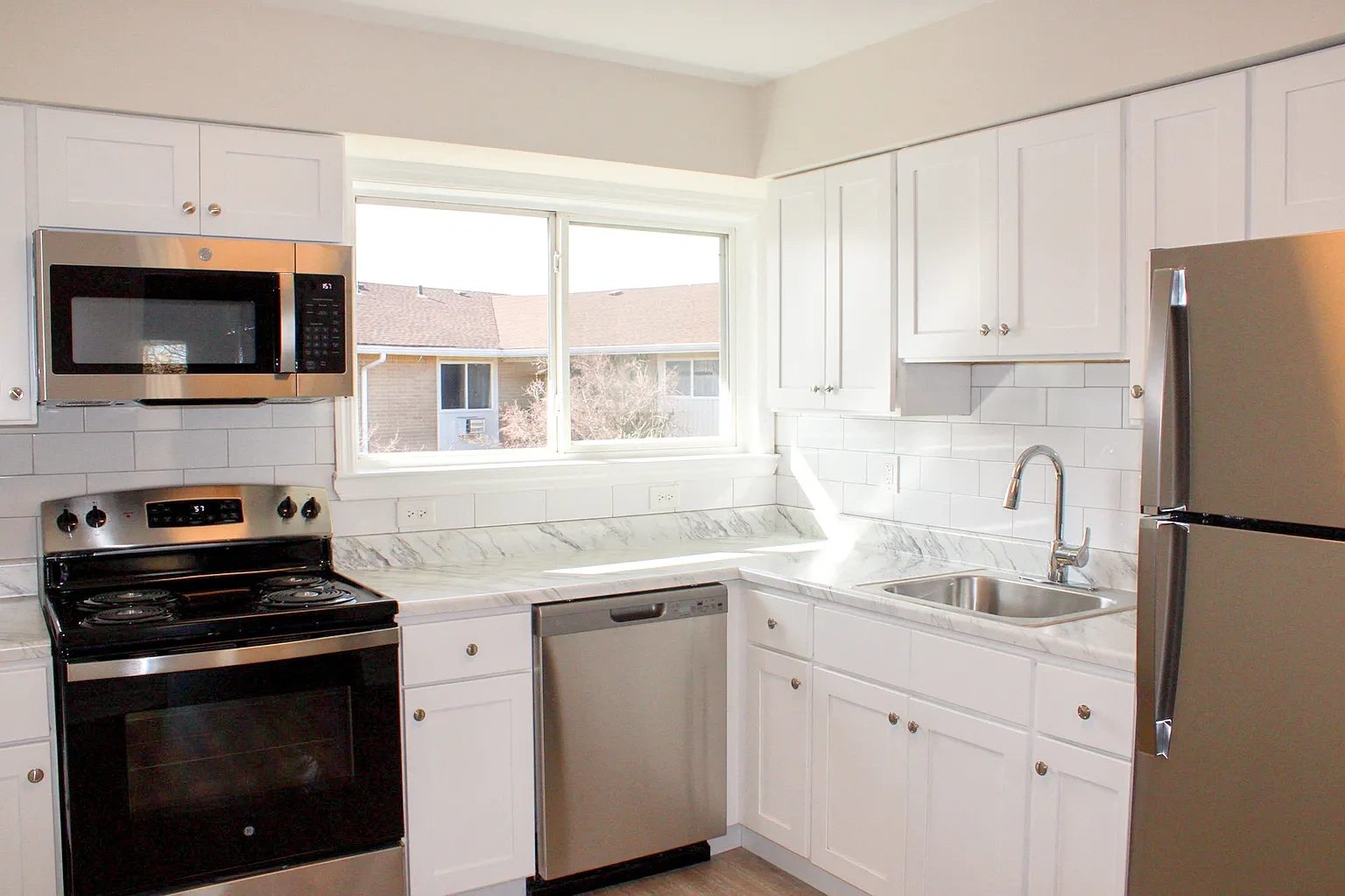 Edgewater Apartments – photo 2