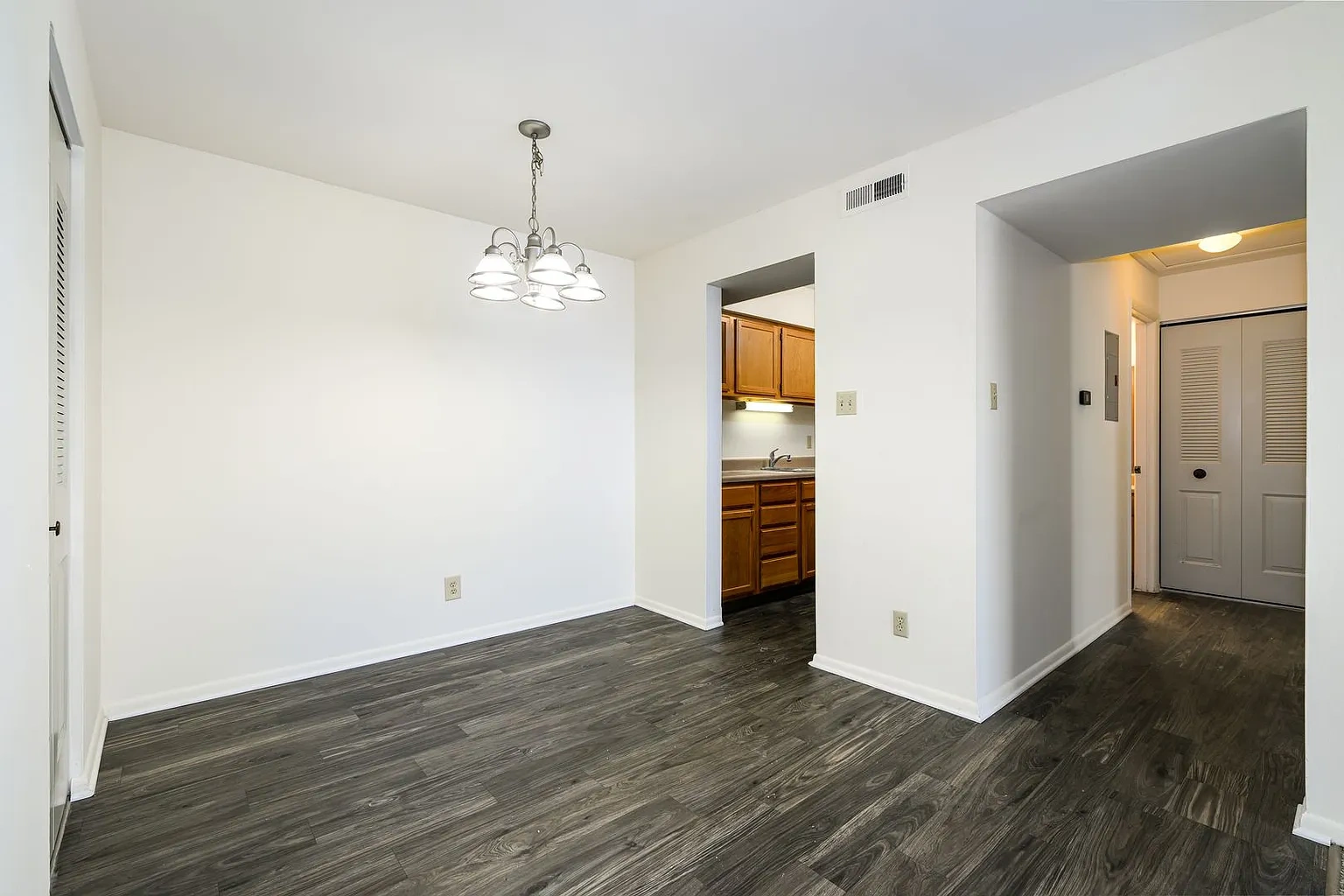 Oak Forest Apartments – photo 1