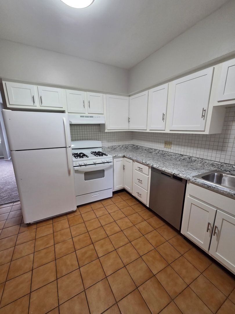 5736 Hobart St – photo 2
