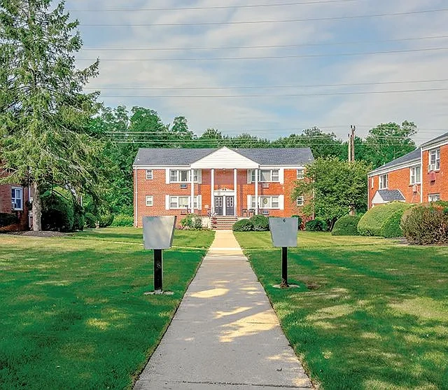 Country Club Apartments – photo 3