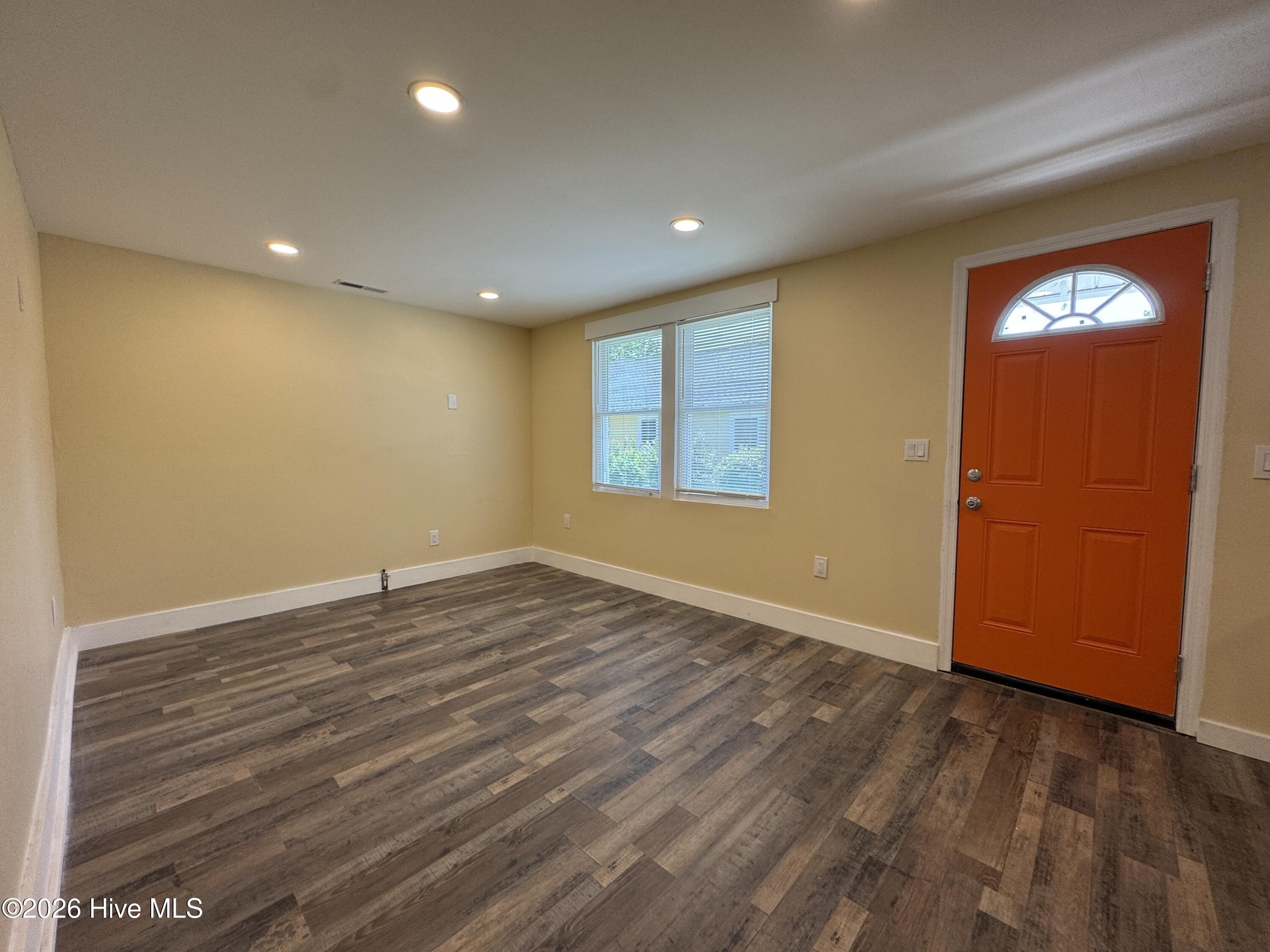 565 Manly Ave #B – photo 3