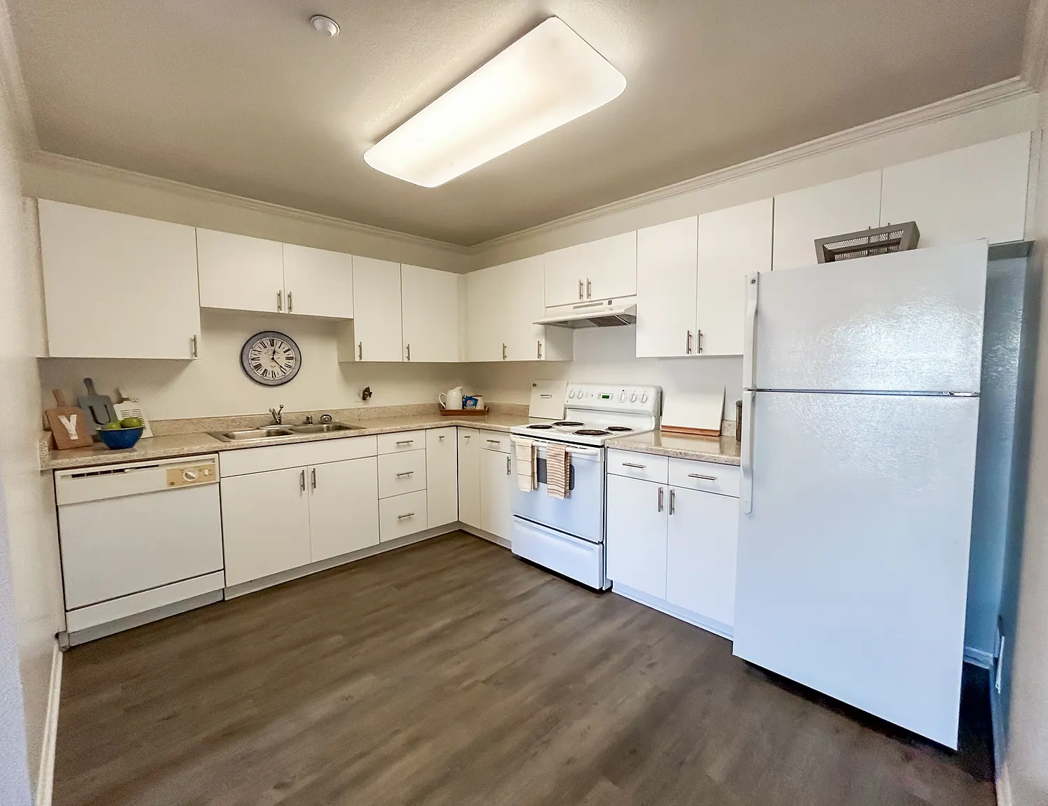 La Pacifica Apartments – photo 2