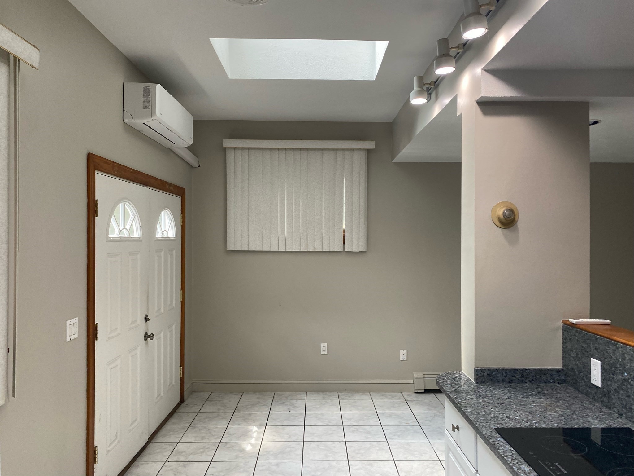 203 Gladstone St unit R – photo 3