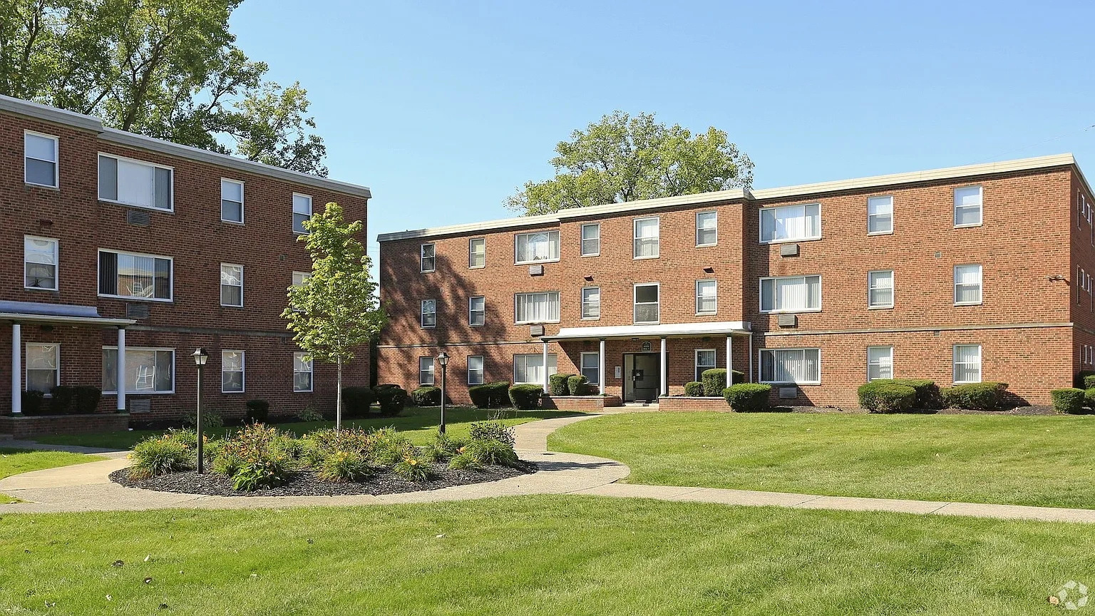 Ellacott Parkway Apartments – photo 4