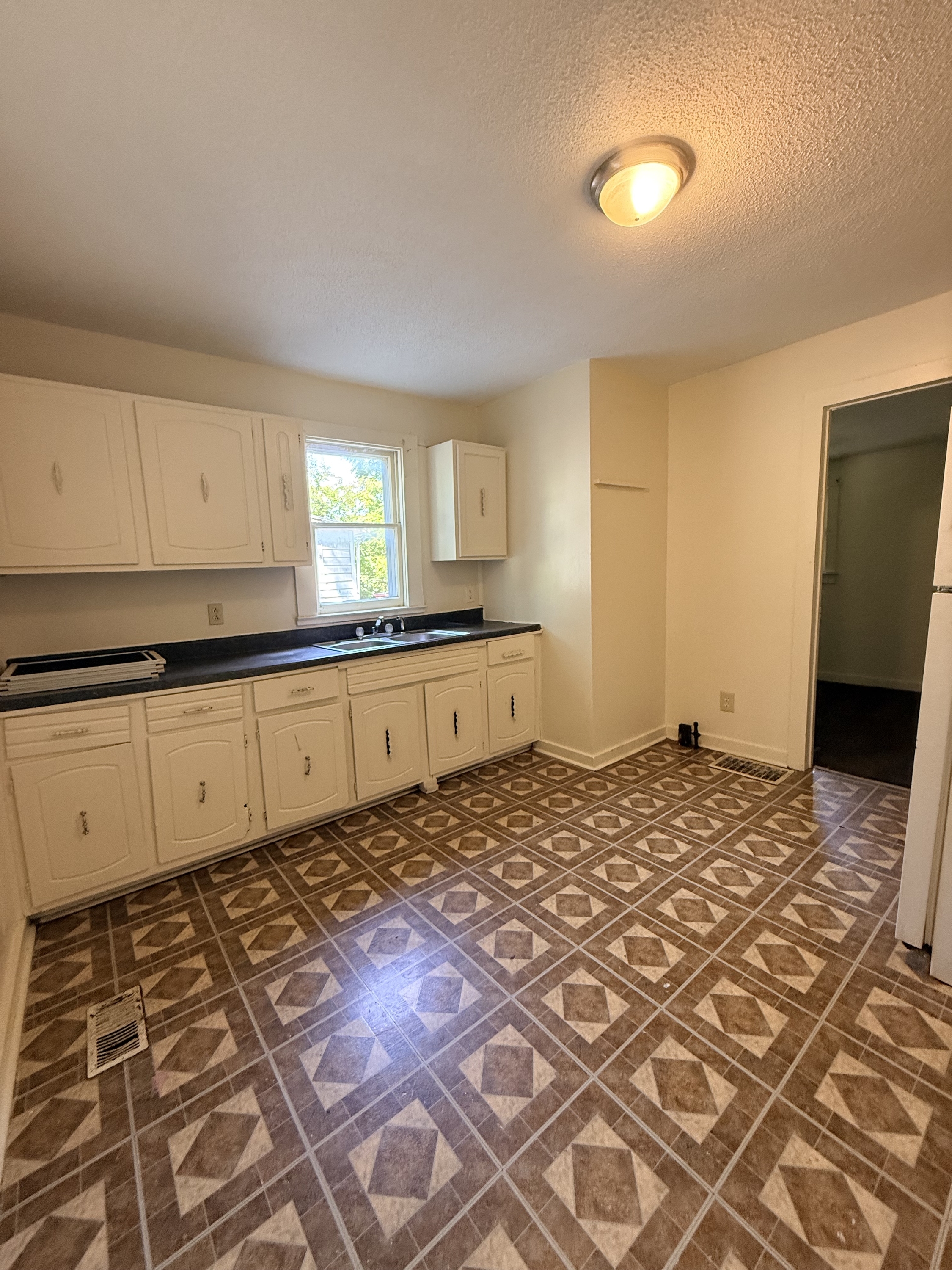 711 E Elm St – photo 4