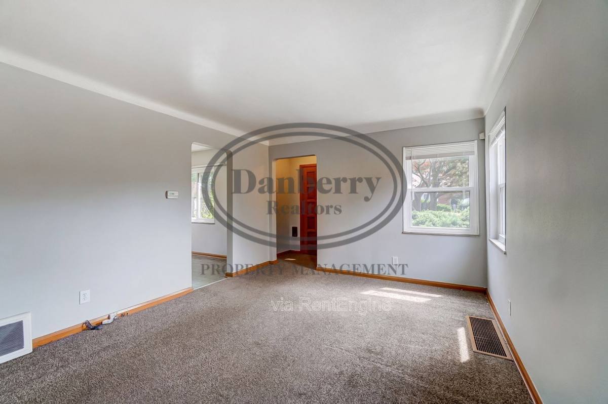 347 Darrow Ave – photo 5