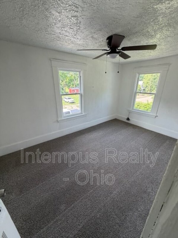 550 W Myrtle Ave – photo 4