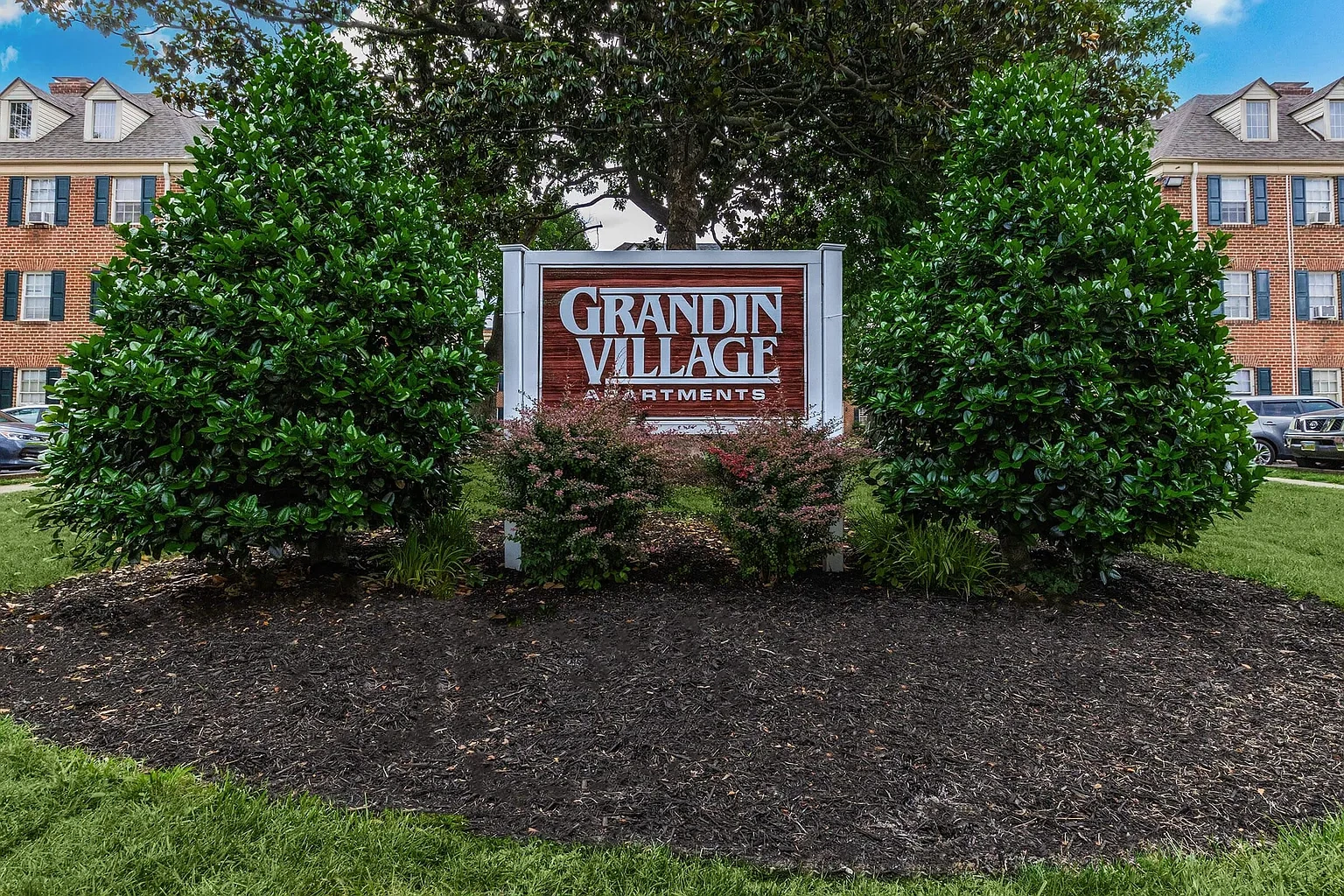 Grandin Village Apartments – photo 4