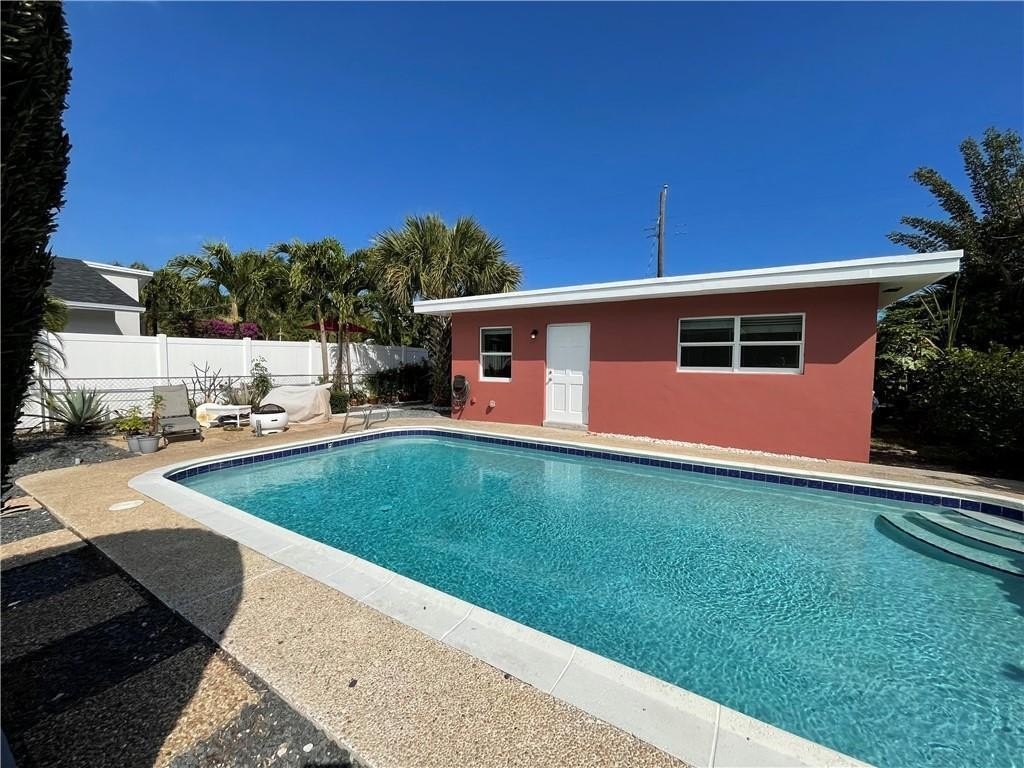 616 NE 11th Ave – photo 1