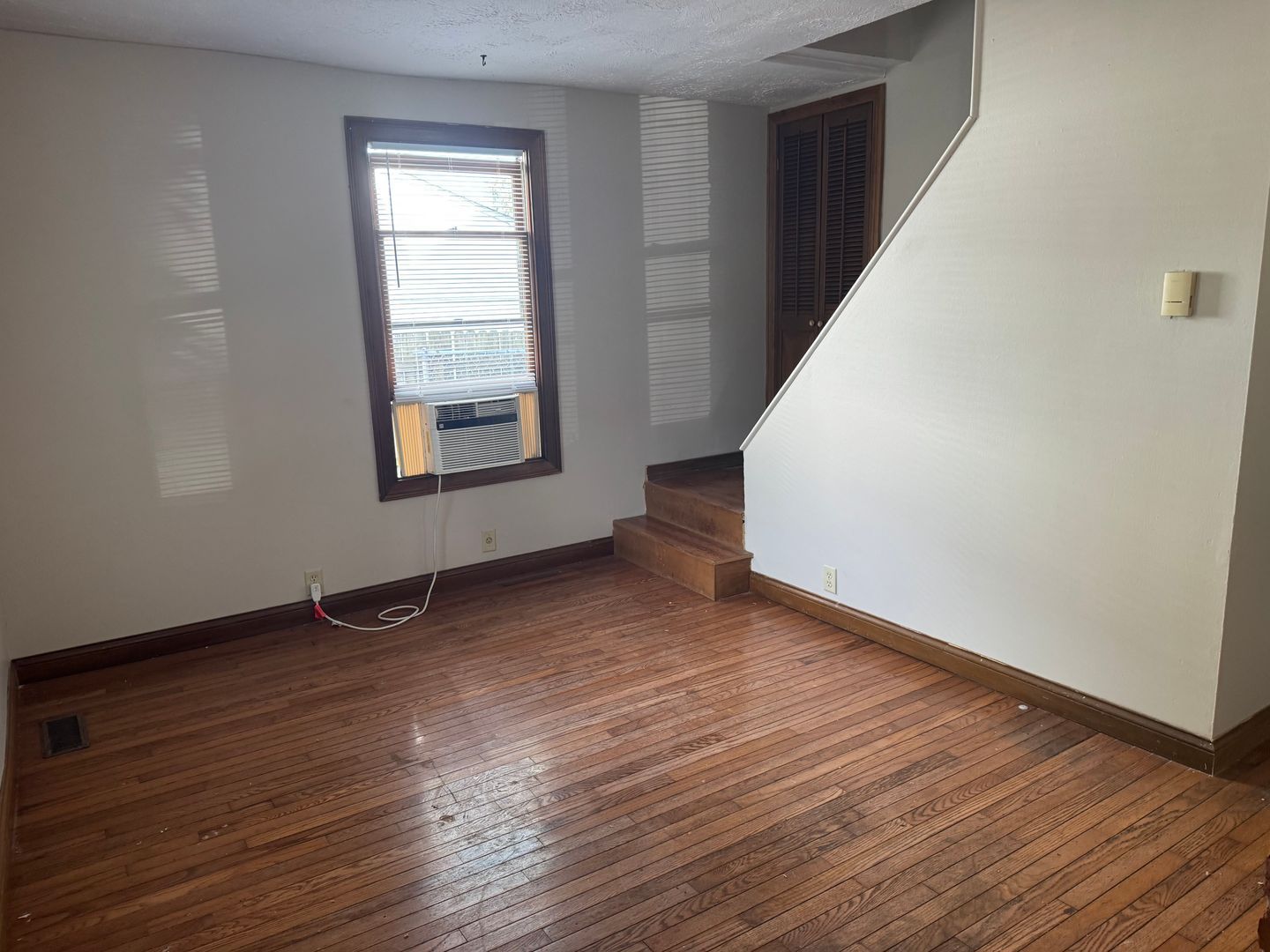 1211 E Walnut St – photo 2