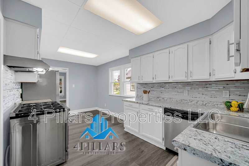648 Stewart Ct – photo 3