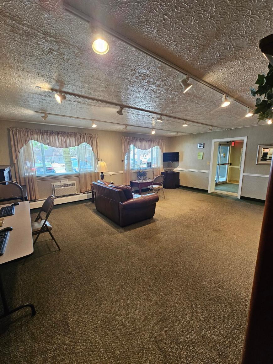 1380 Arbor Ave SE – photo 2