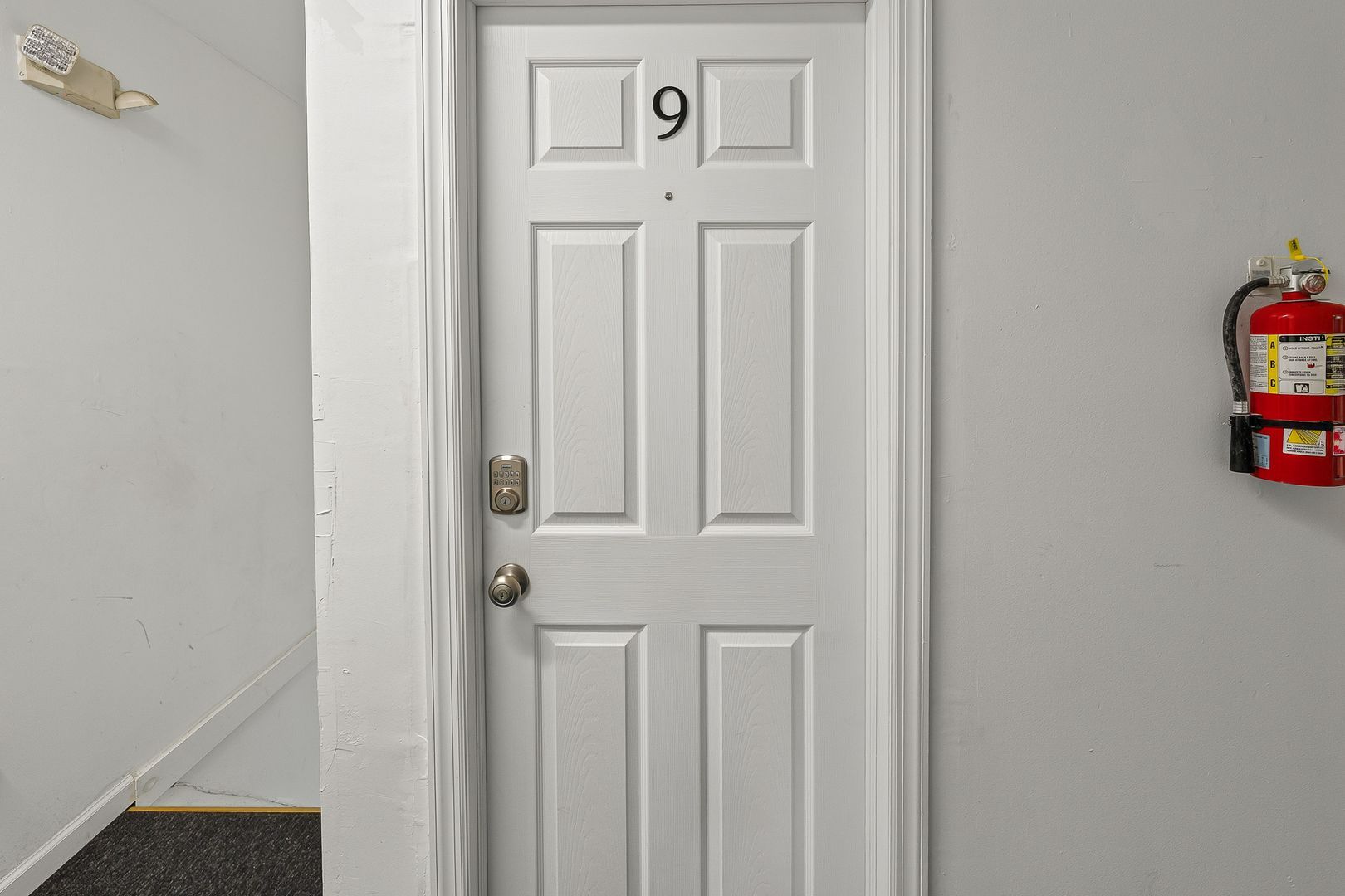 305 E St unit Room 9 – photo 2