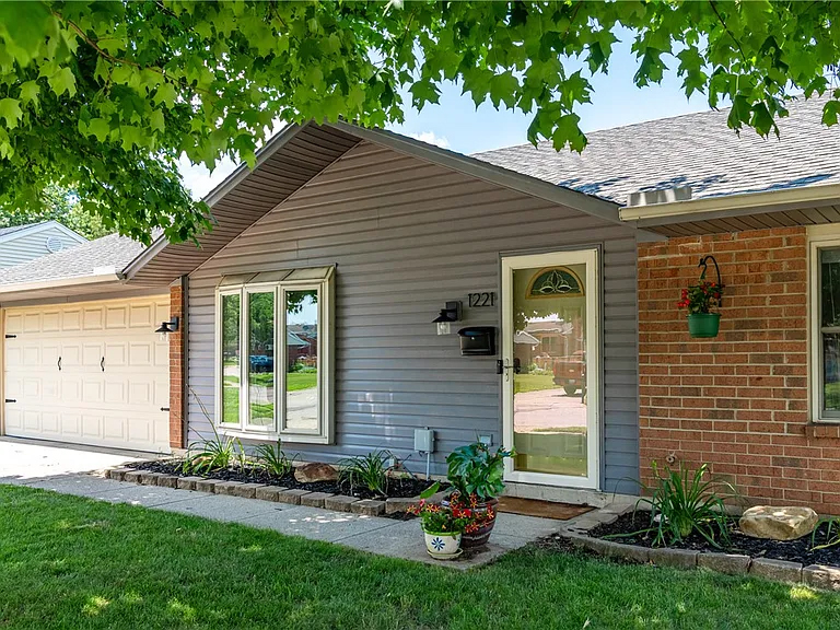 1221 Warwick Dr – photo 2