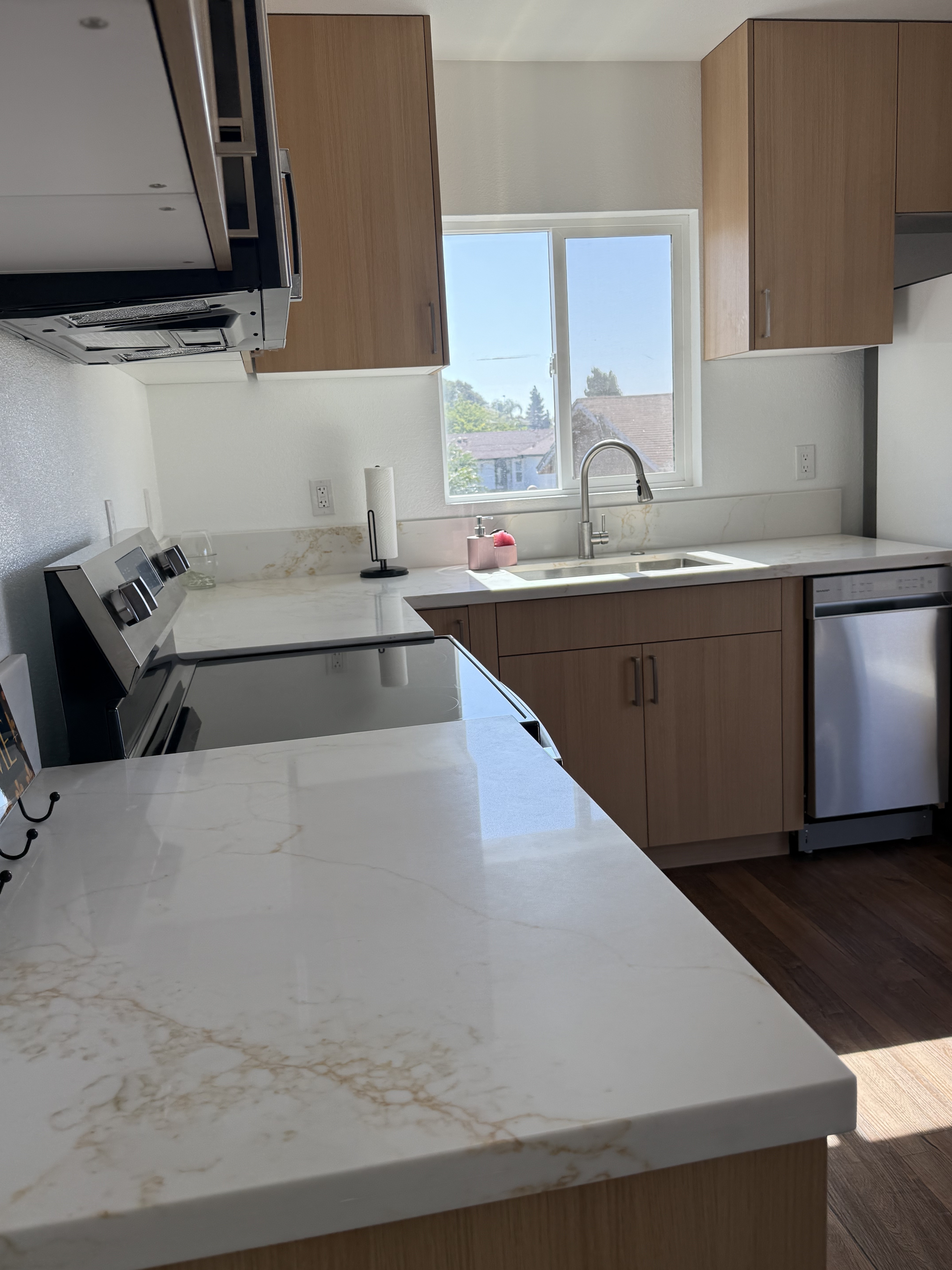 1527 Jasper Ave – photo 3