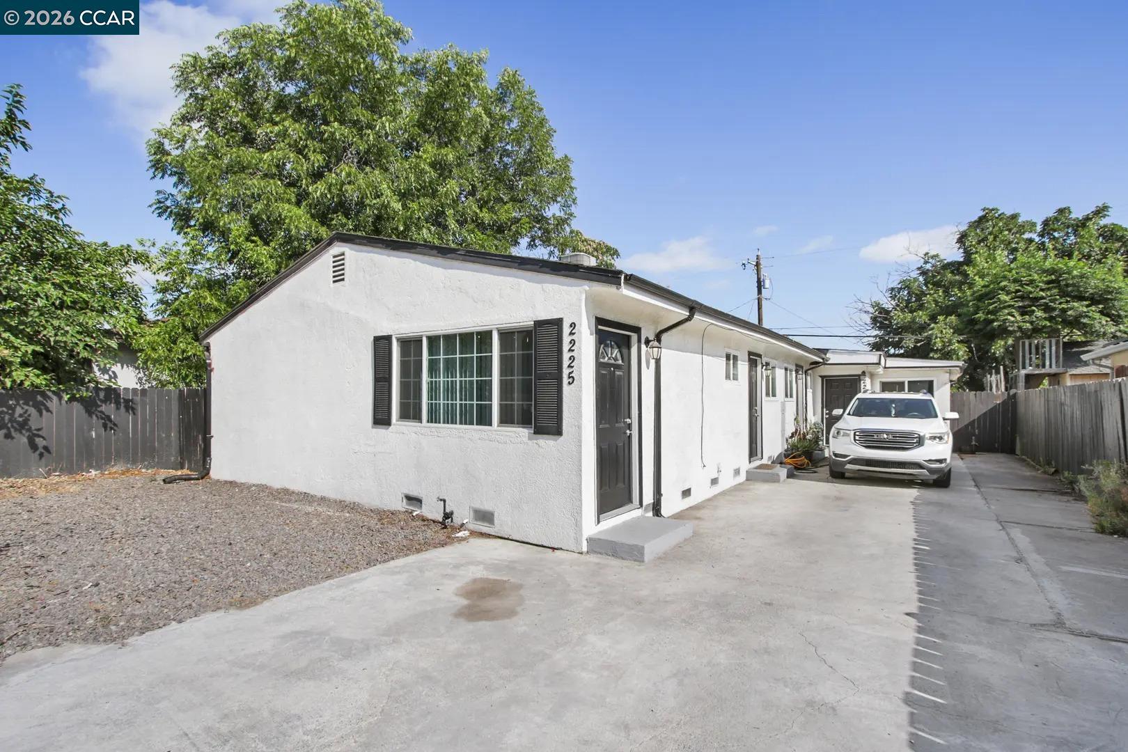 2225 E Myrtle St – photo 1