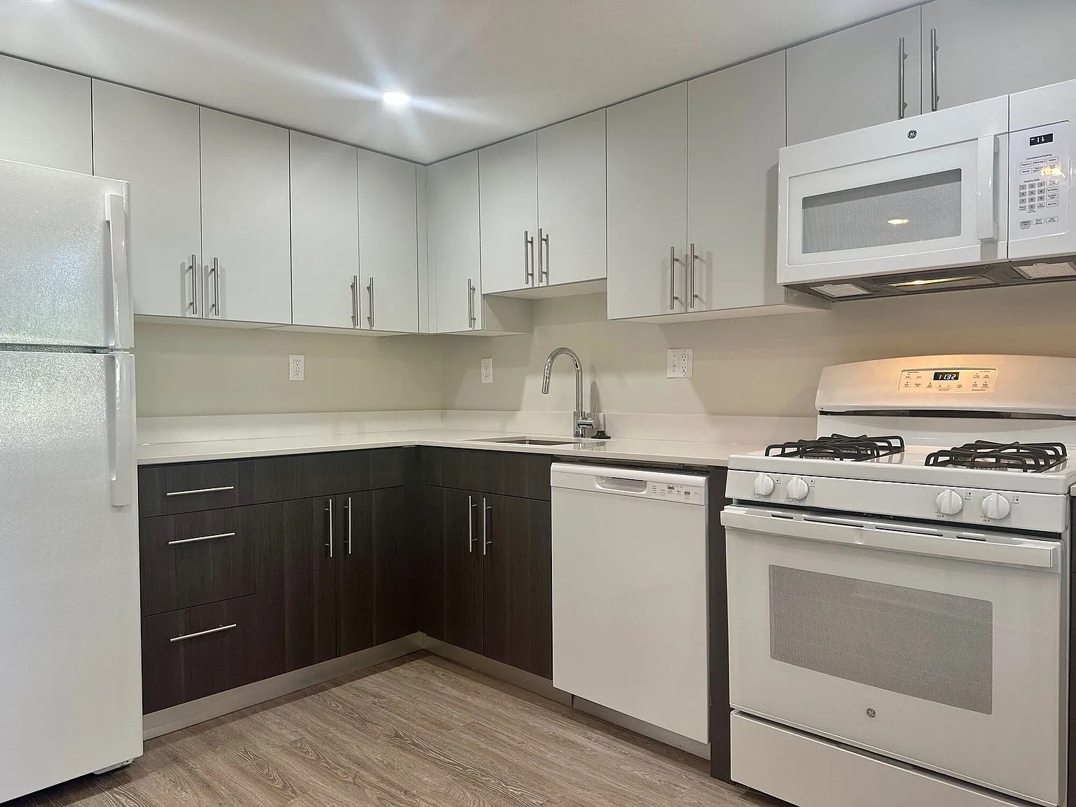 Lakeside Apartments – photo 3