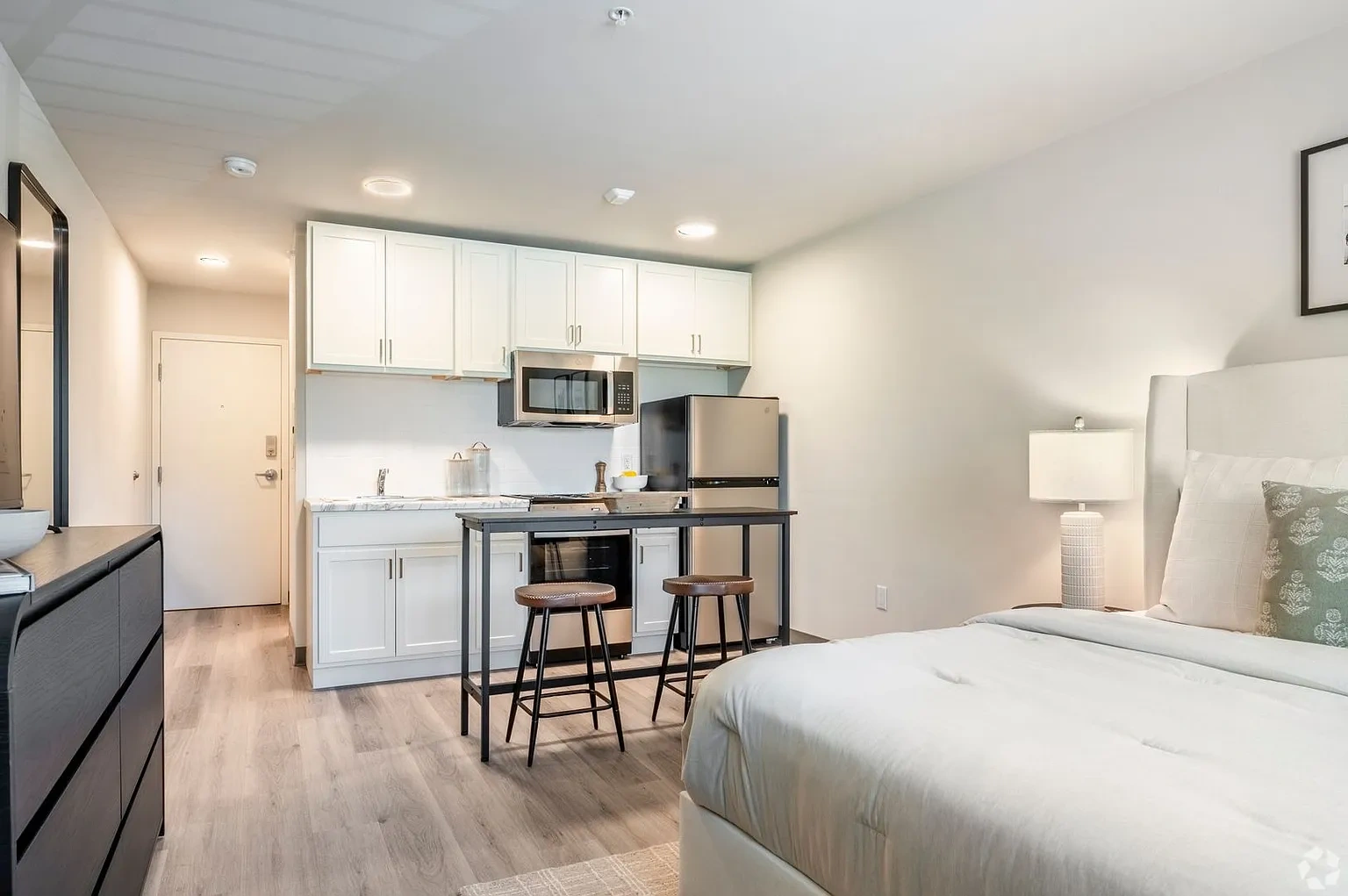 Sandburg Studios! Enjoy a Reduced $500 Security Deposit! – photo 5