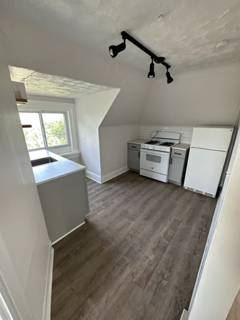 753 Rossmore Ave unit 3 – photo 2