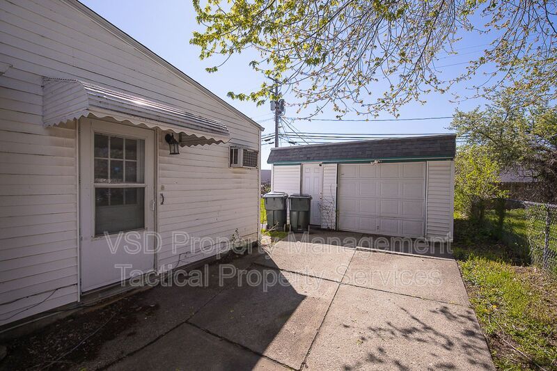 374 E 232nd St – photo 3