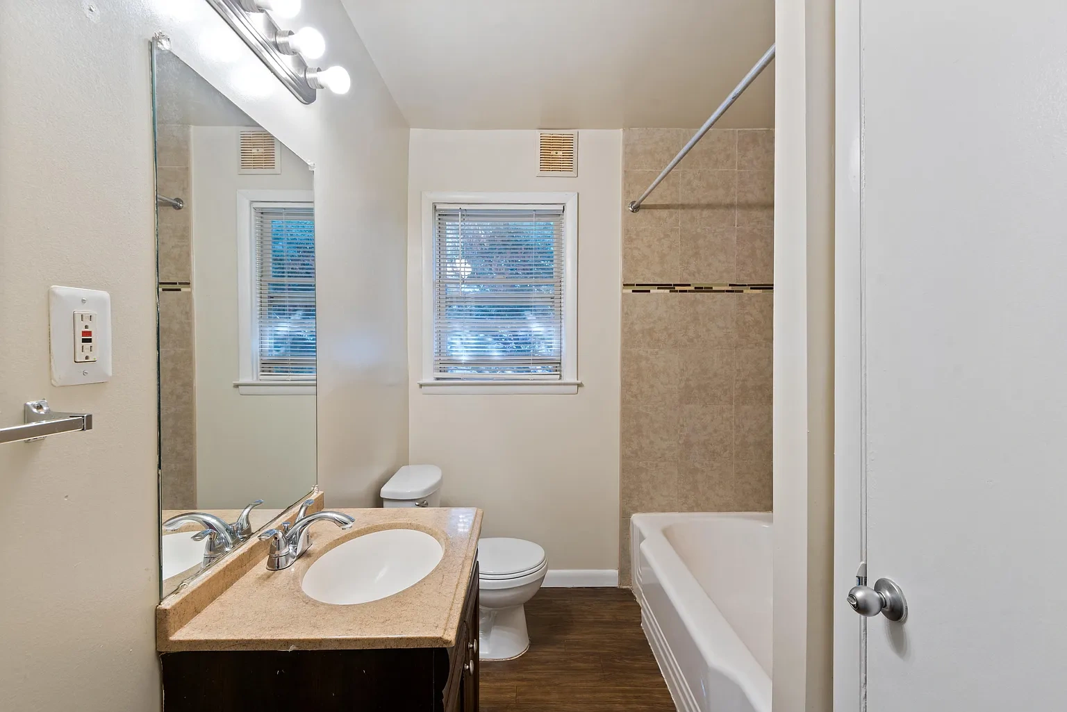 The Wilshire Apartments – photo 3