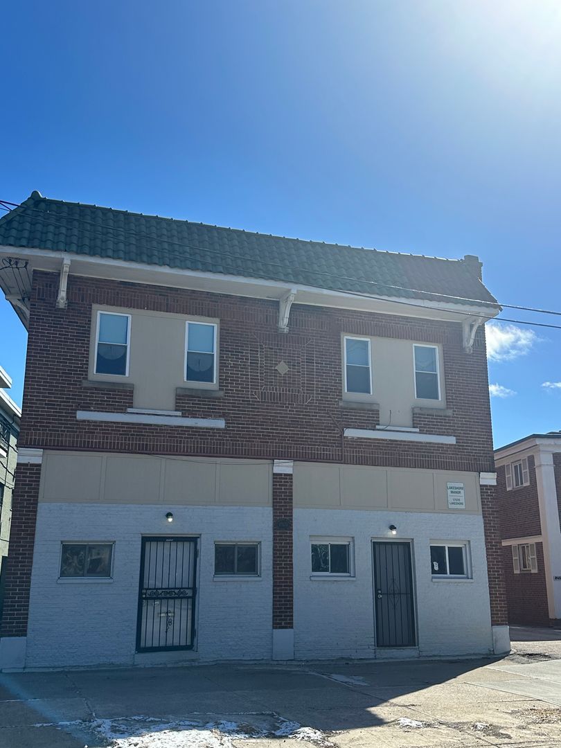 17568 Lakeshore Blvd unit 9 – photo 1