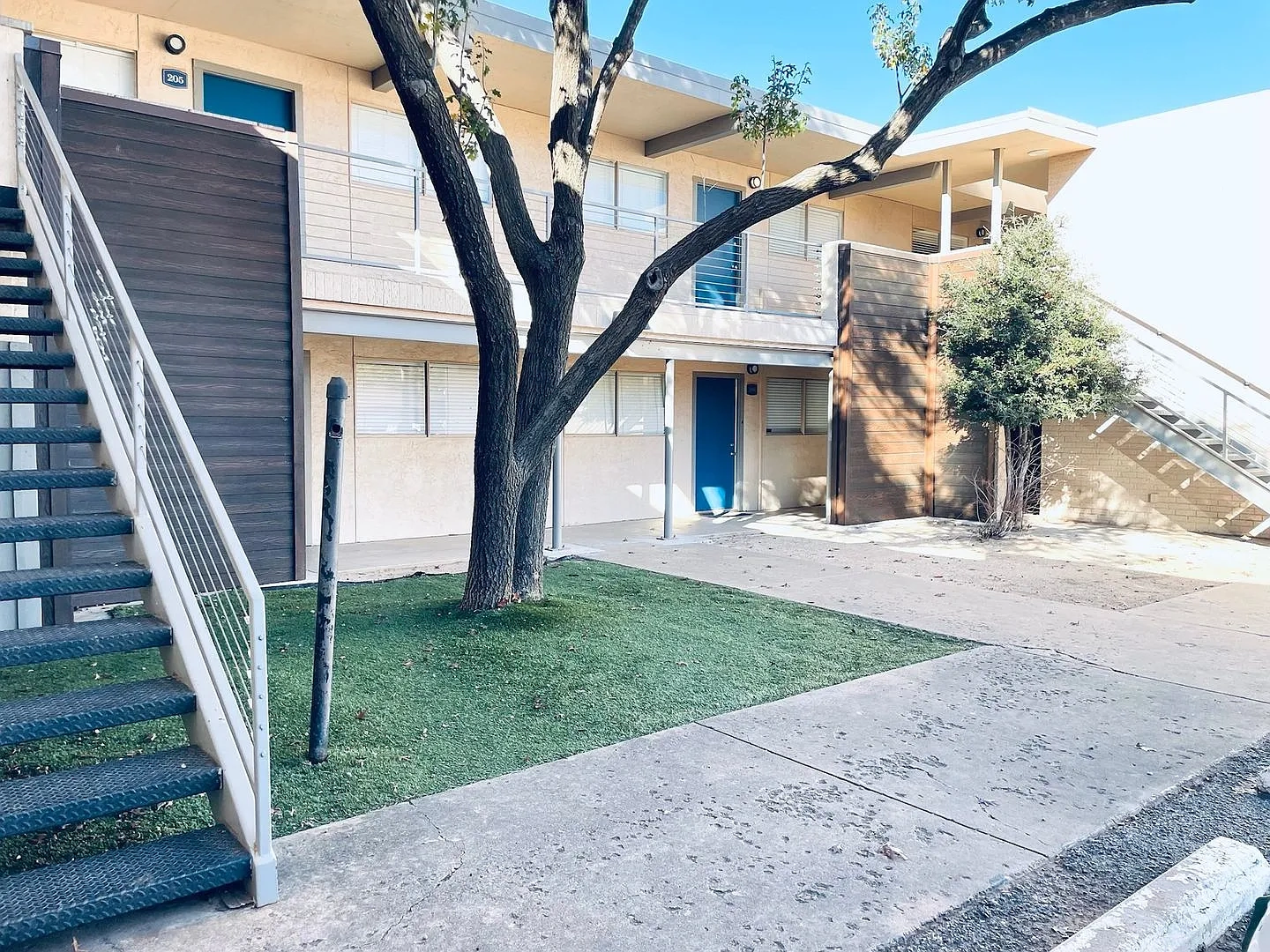 Courtyards West Updated Living in Central Lubbock – photo 3