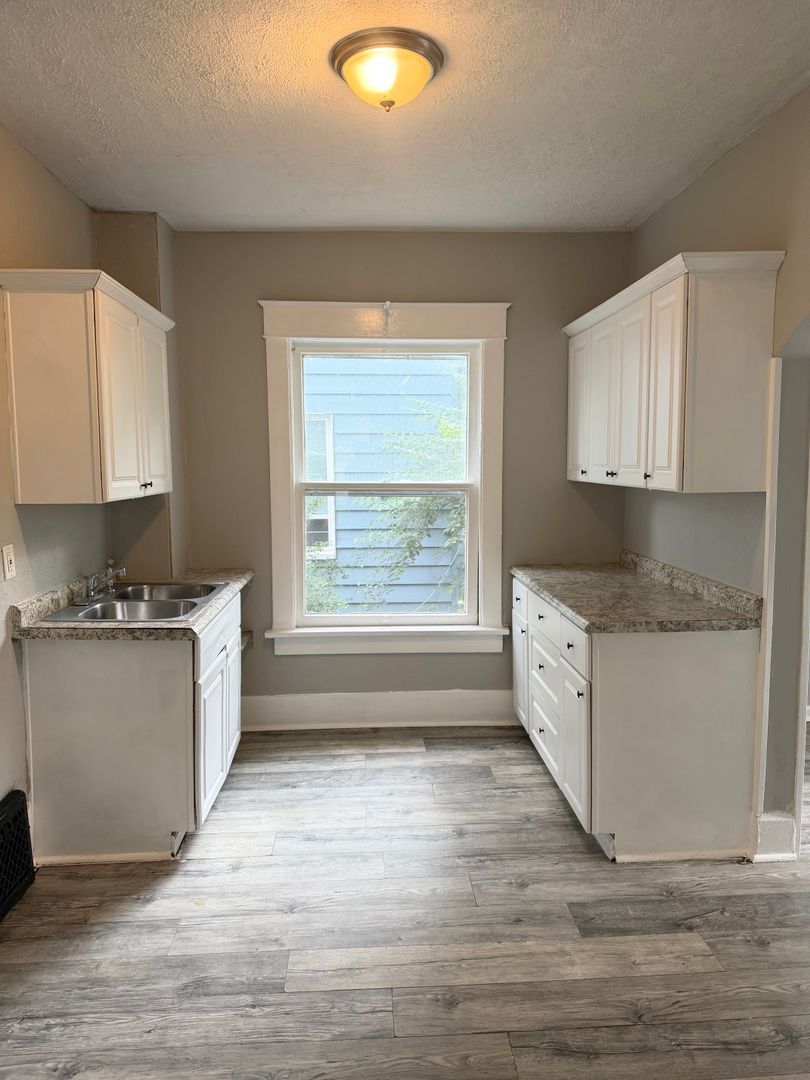 1615 Rowland Ave NE – photo 4