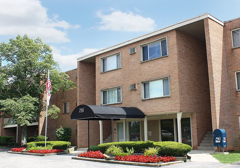 Crown Pointe Apartments – photo 4