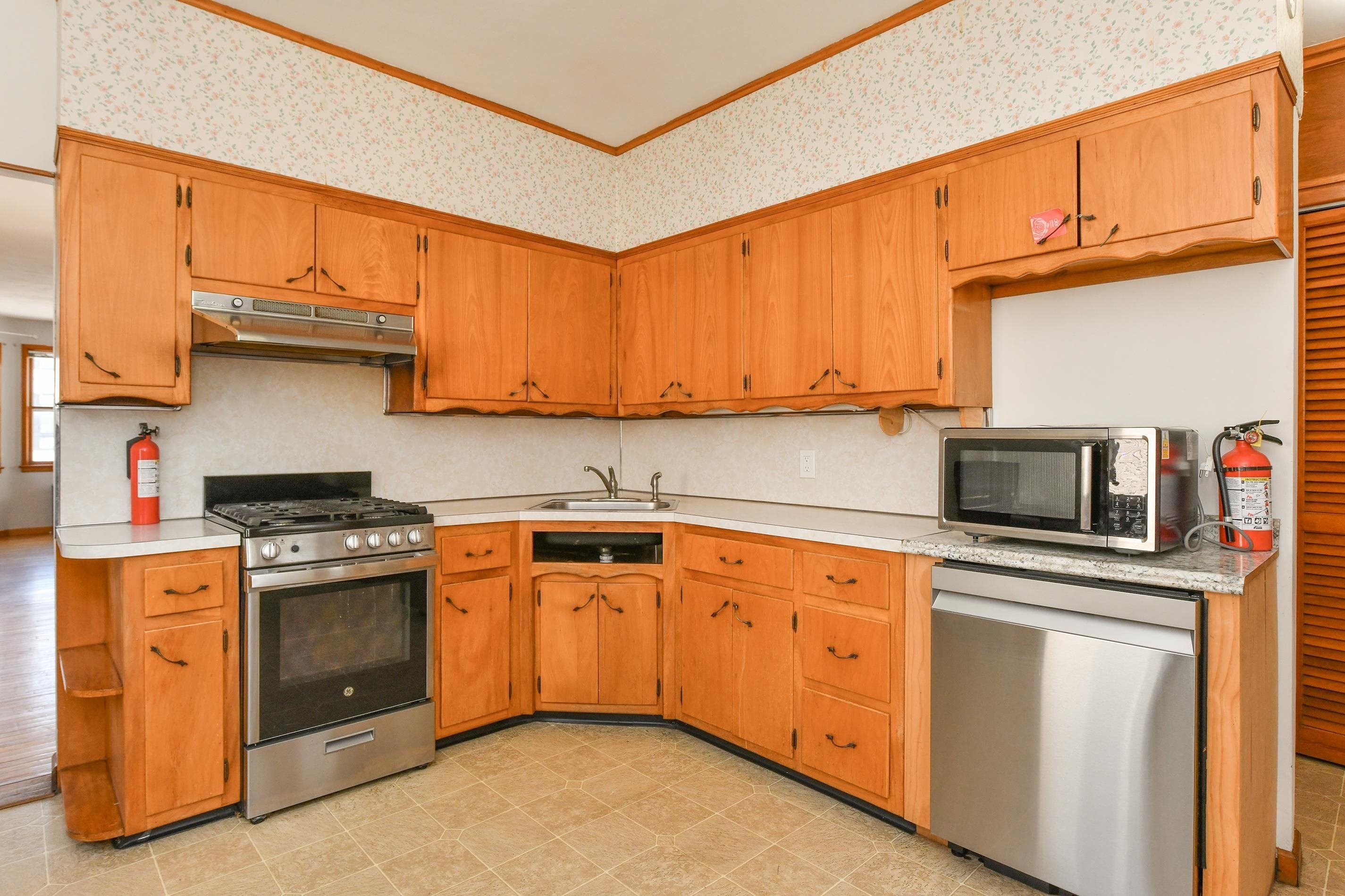 241 Maple St – photo 2
