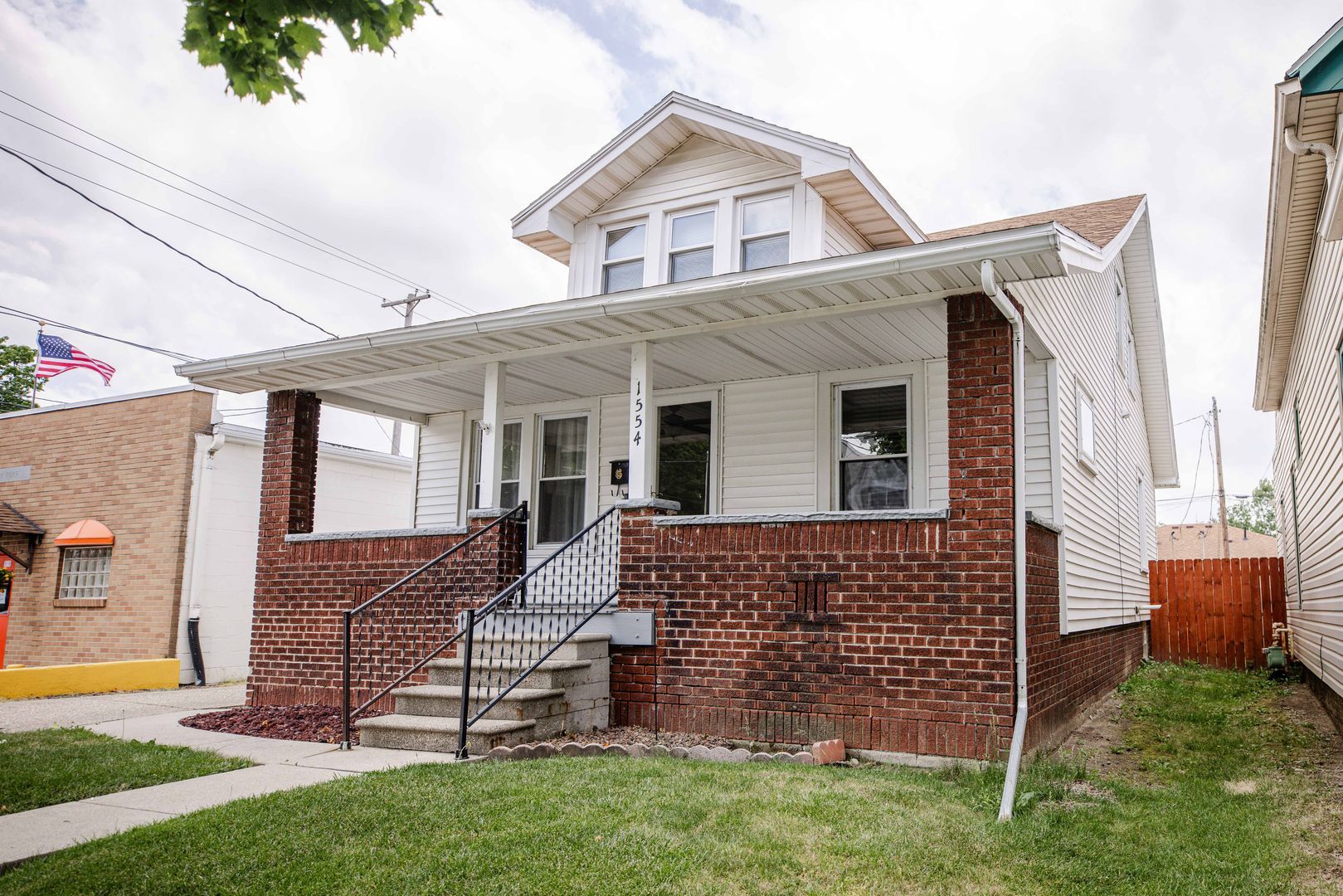 1554 Oak St – photo 3