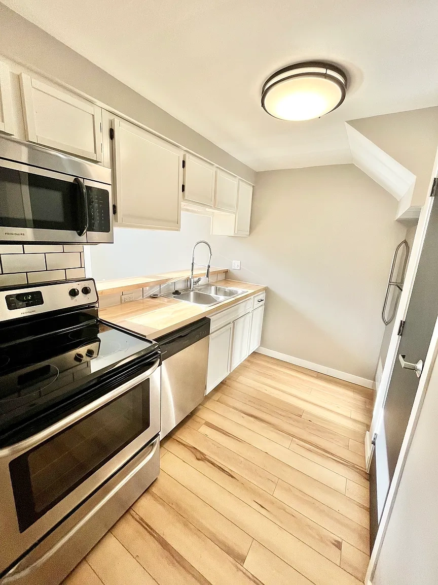 1133 W 9th Street – photo 2