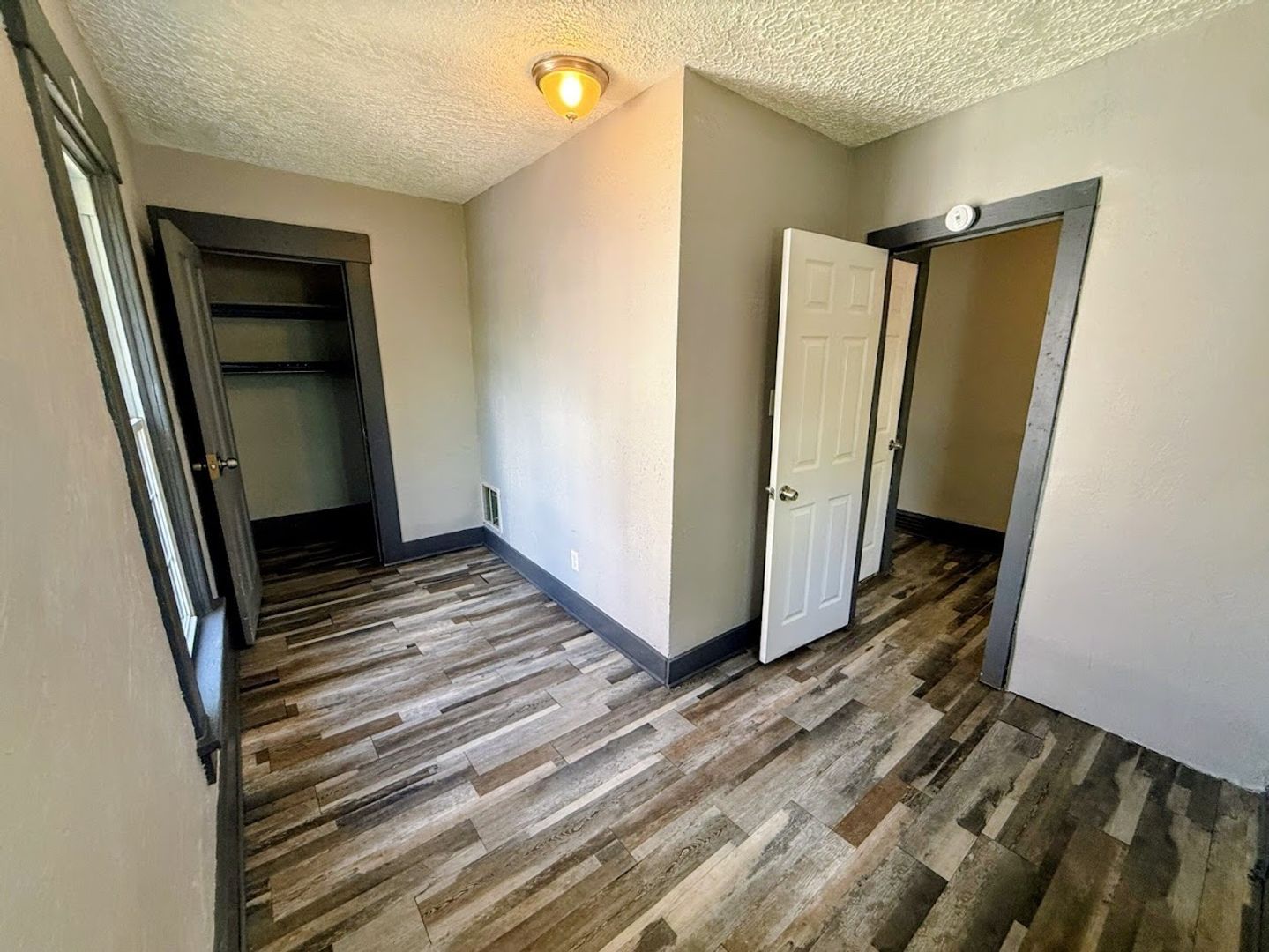 560 Schiller Ave unit Upstairs – photo 5