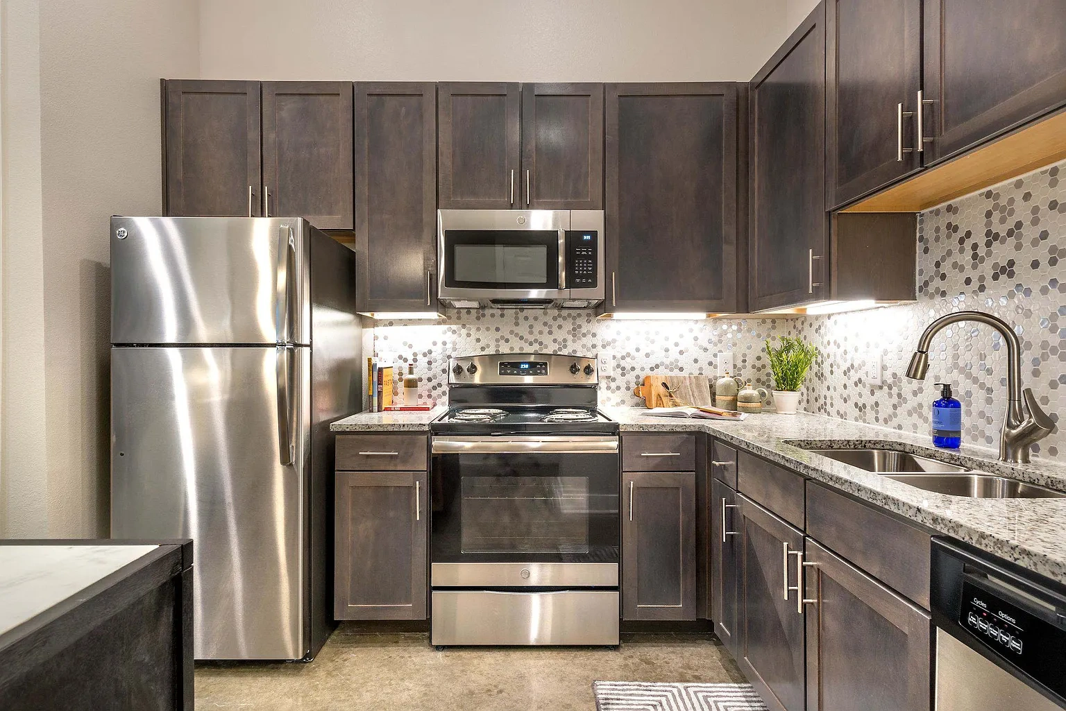 Lakeview Apartments – photo 2