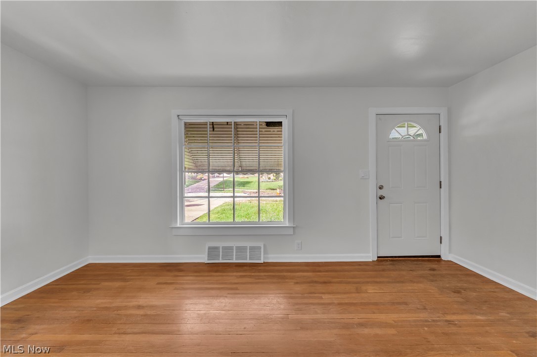 5581 Saxon Dr – photo 3