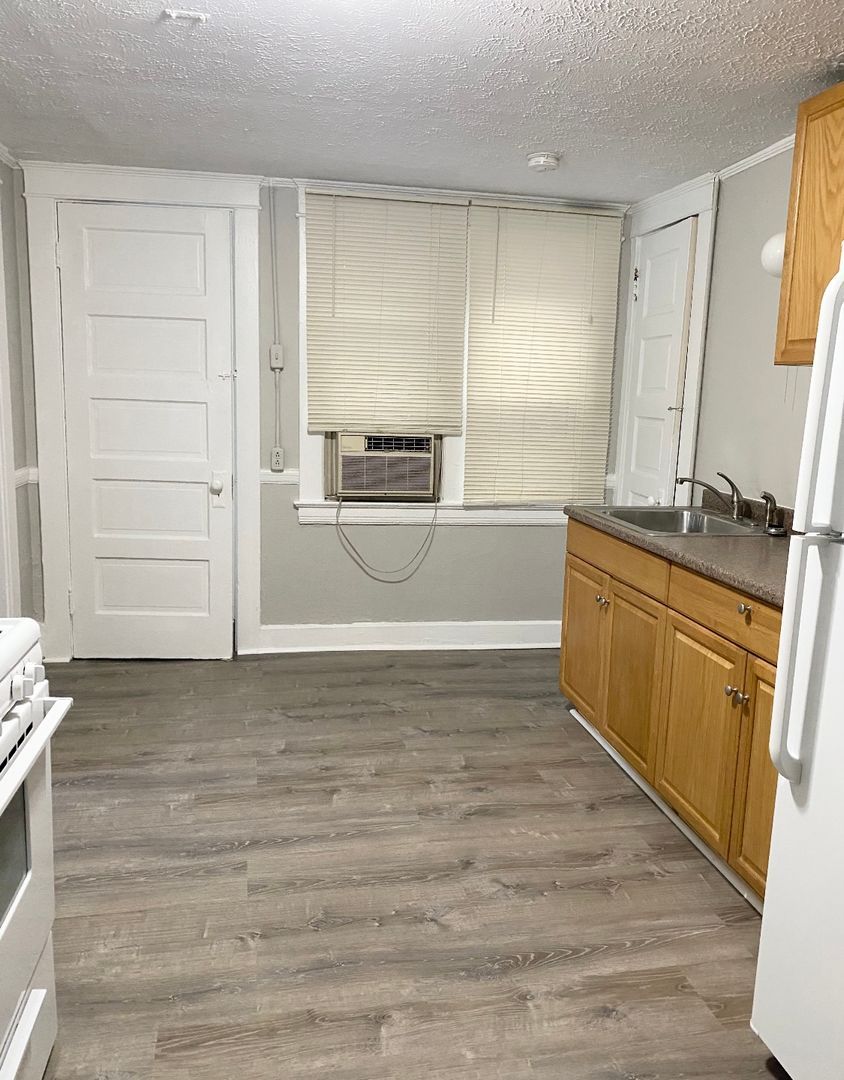 12022 Mayfield Rd unit Unit 11 – photo 4