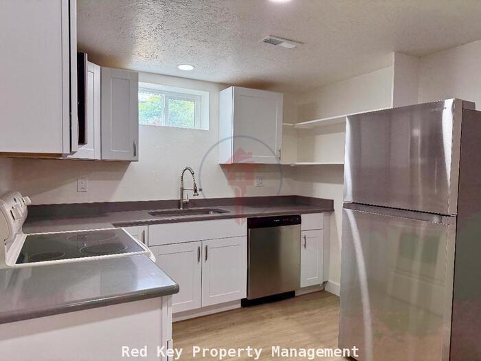 543 Stansbury Ave unit b – photo 3