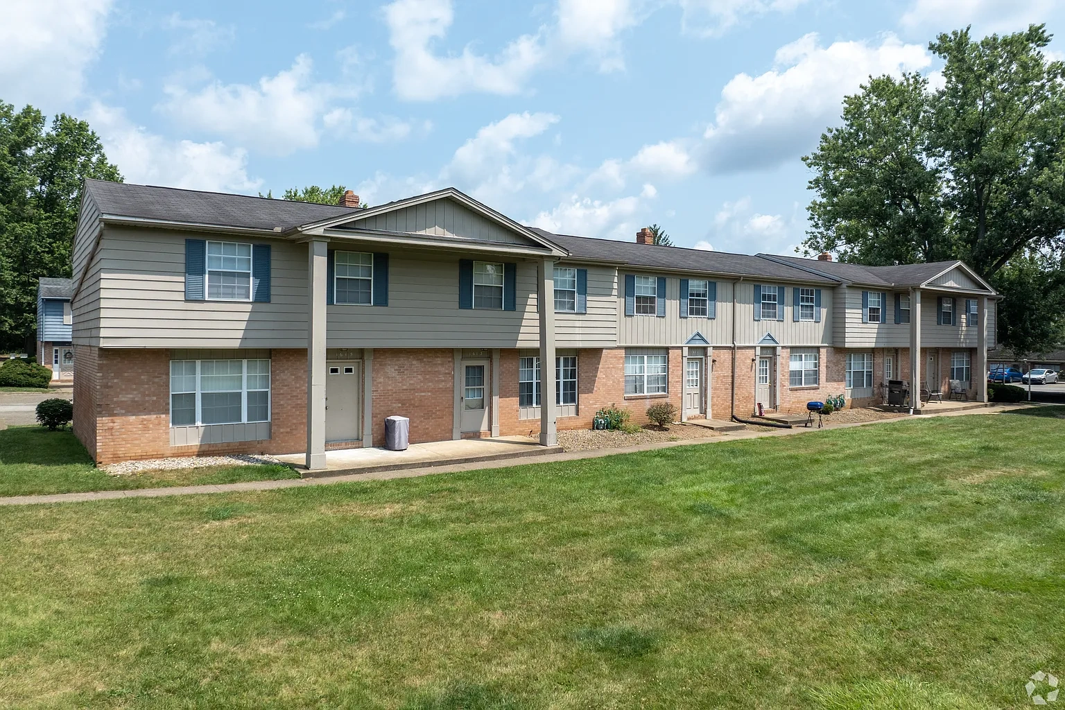 Four Seasons Apartments & Townhomes – photo 2