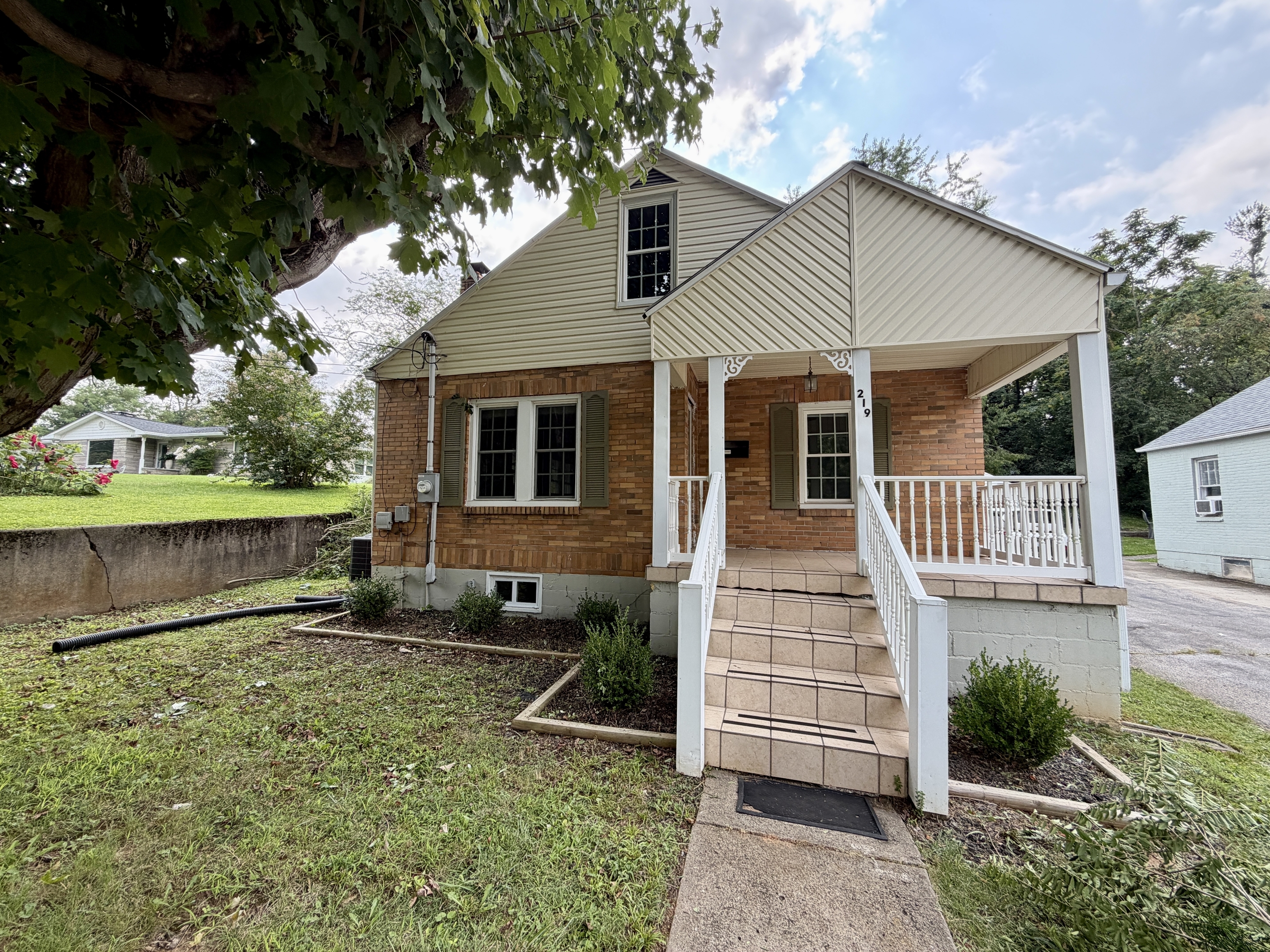 219 Bourne Ave – photo 2