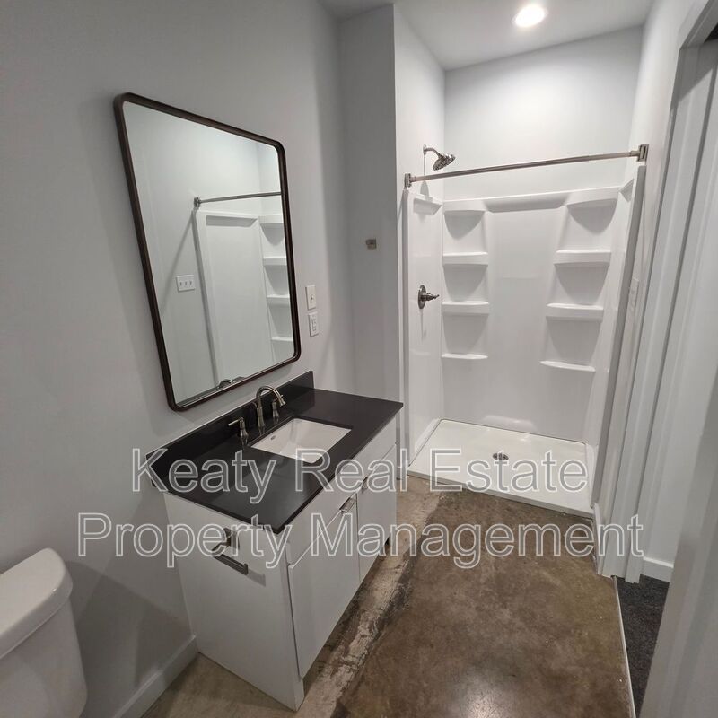136 E Cypress St unit D – photo 4