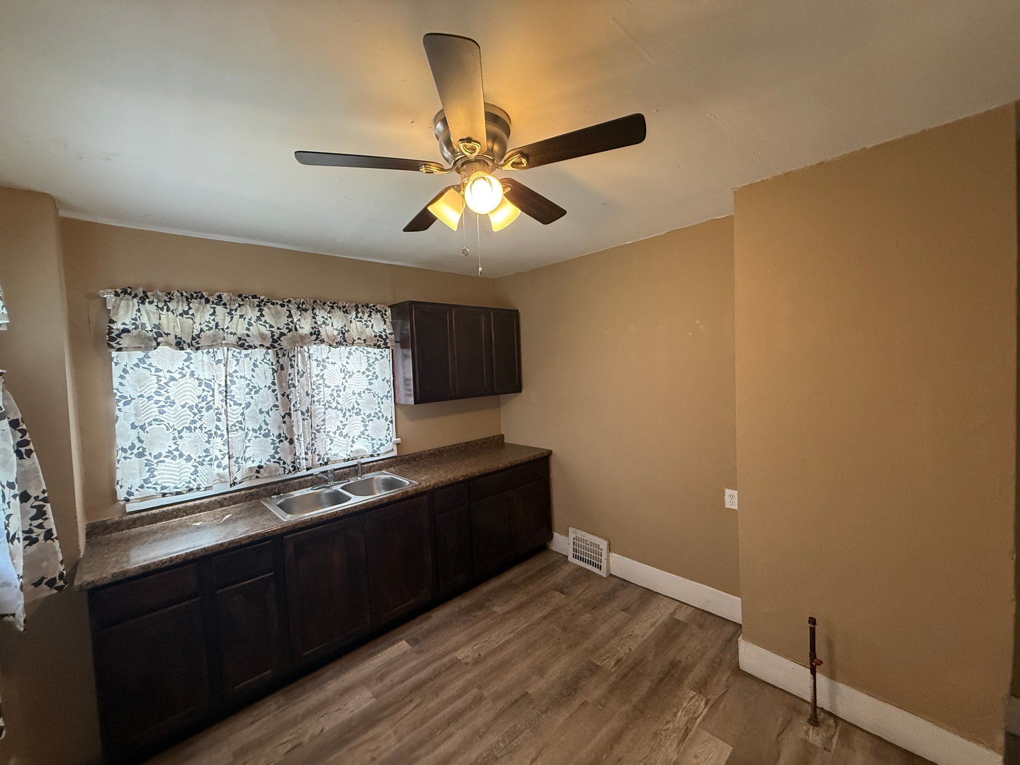522 W 23rd St unit Down – photo 3
