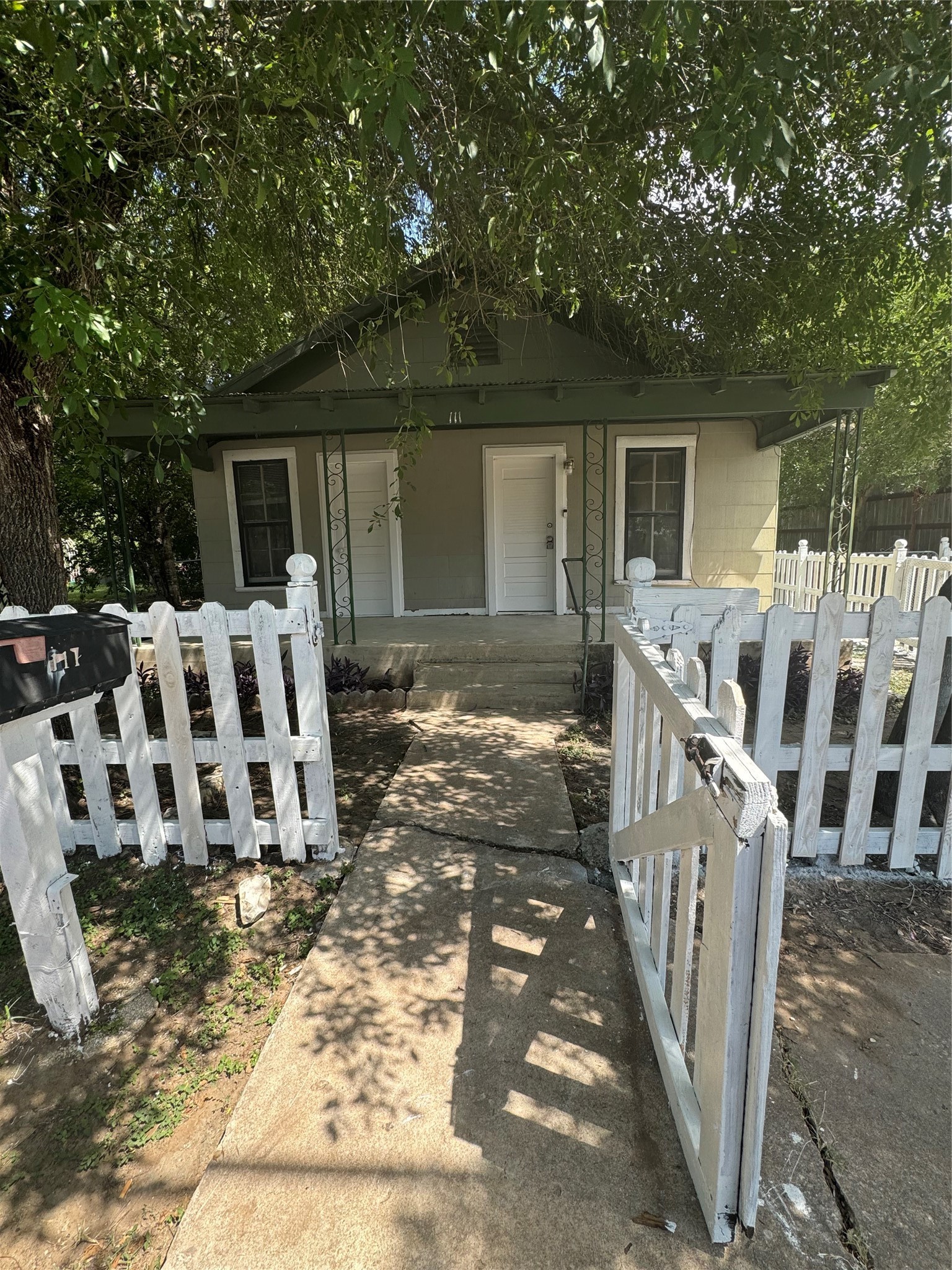111 White Oak St – photo 1