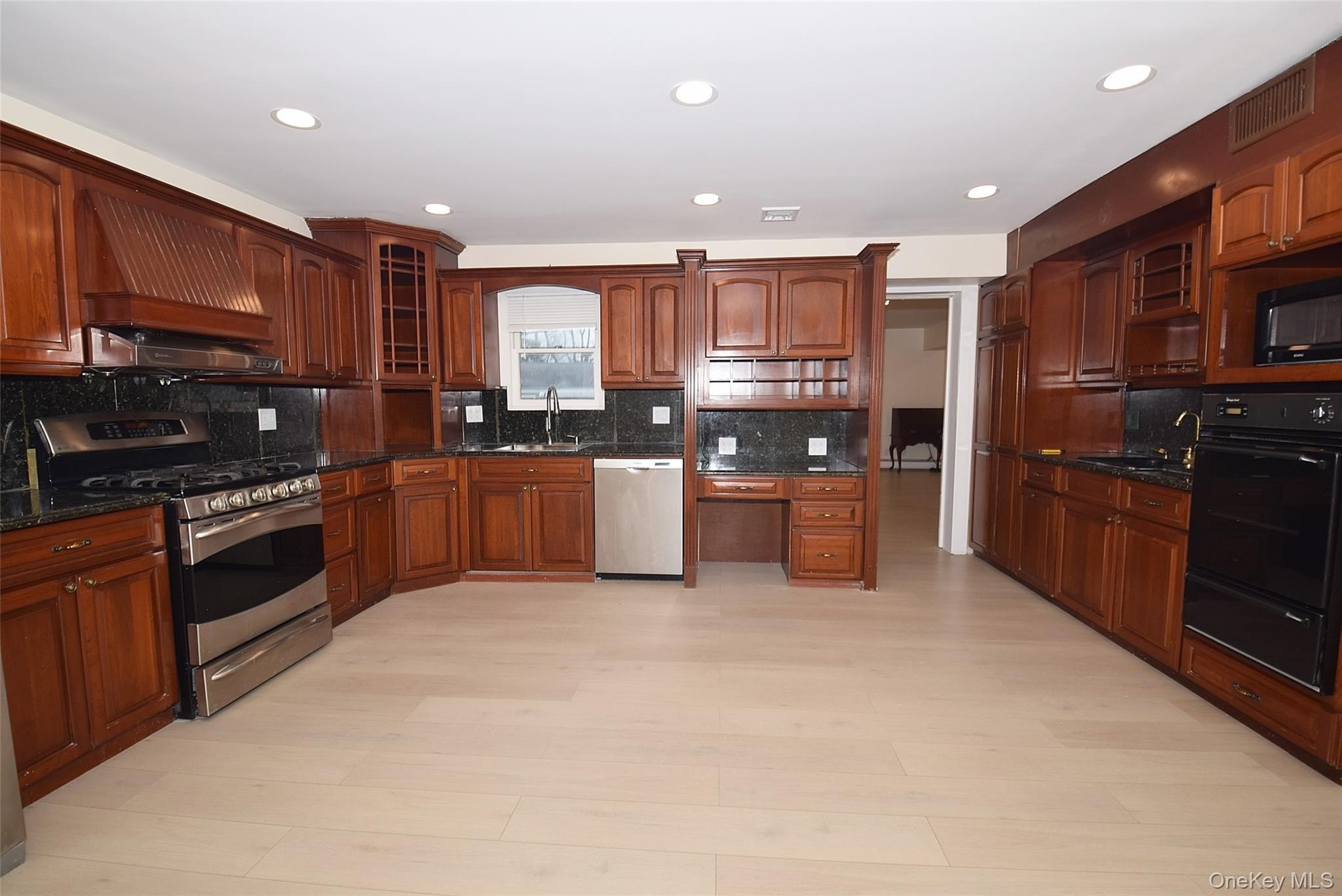 37 Amby Ave – photo 4