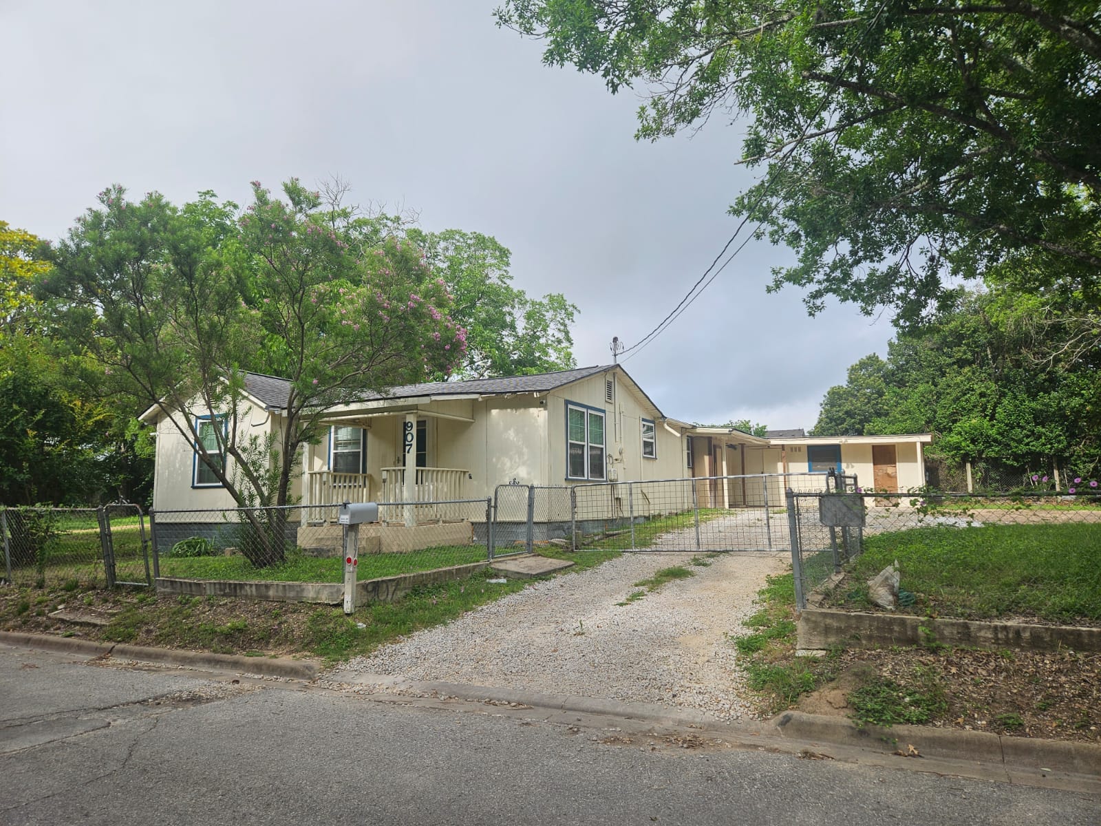 907 Neches St – photo 2