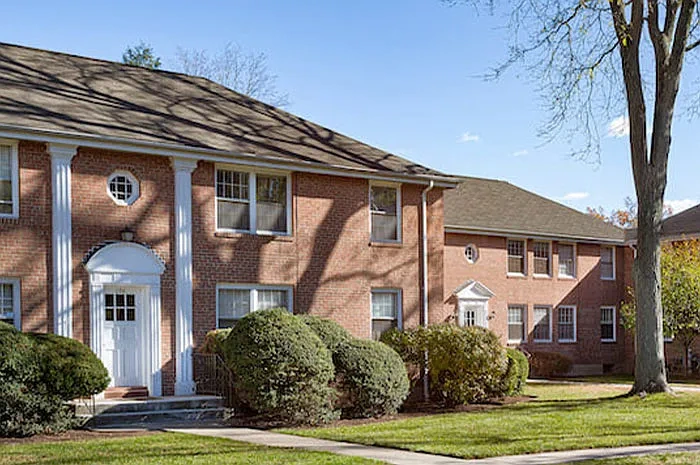 Sedgwick & Woodrow Apartments – photo 2