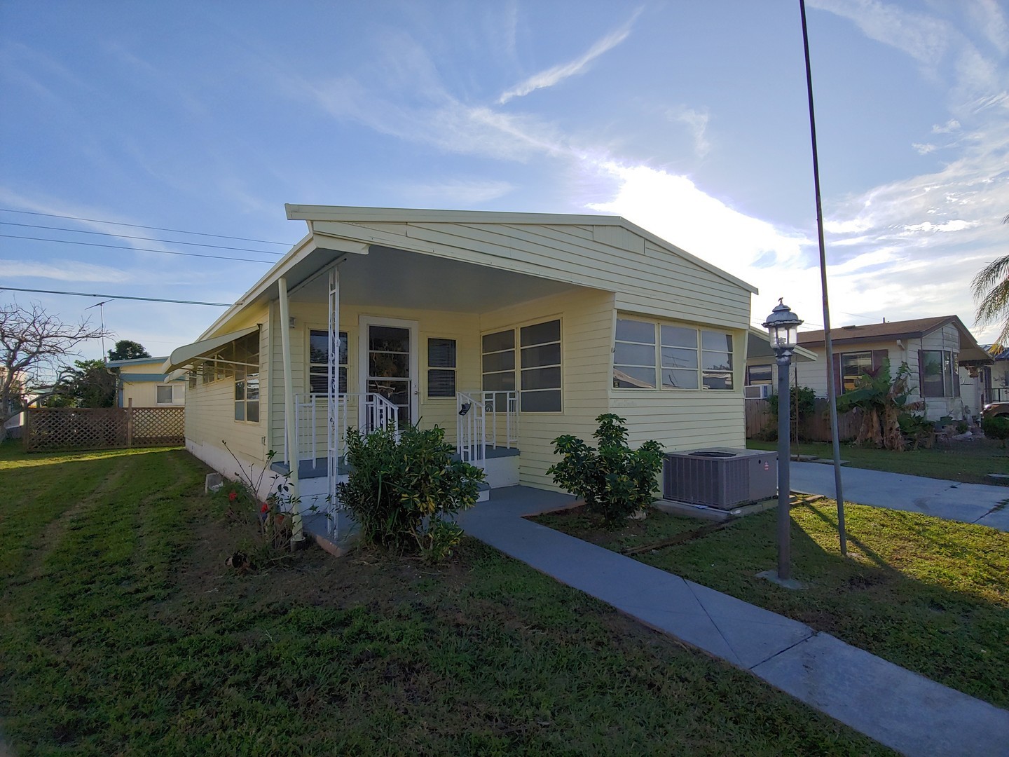 912 49th Ave W – photo 1