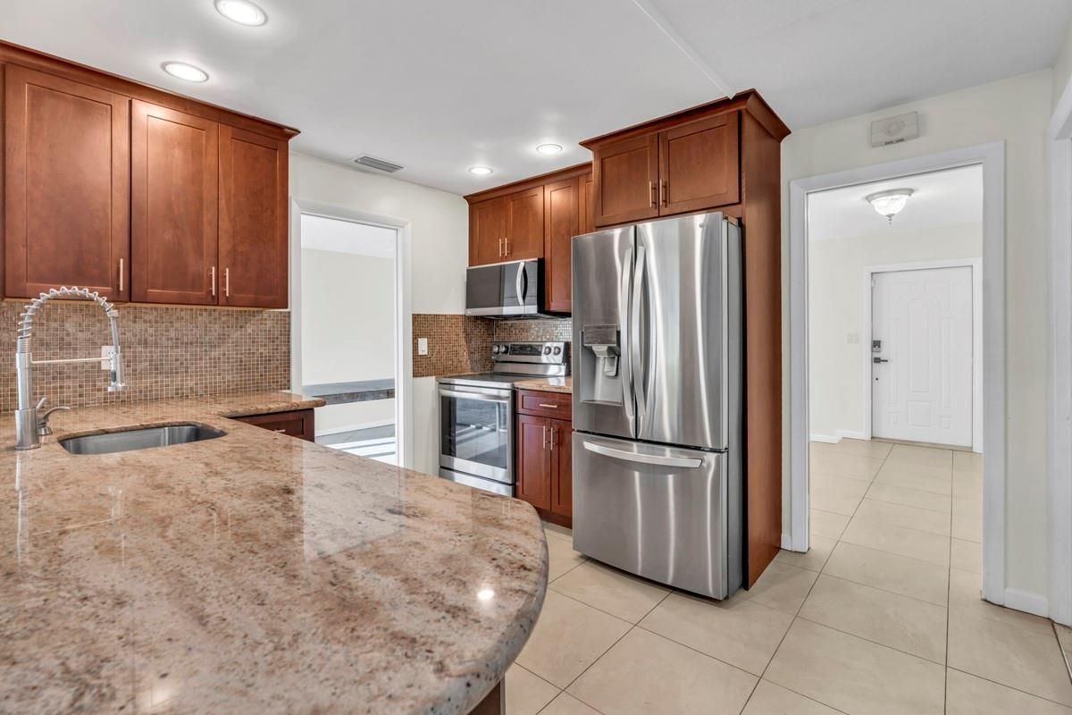 290 NW 65th Ave – photo 1
