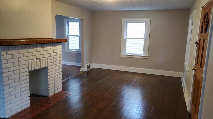 1492 Maplegrove Rd – photo 2